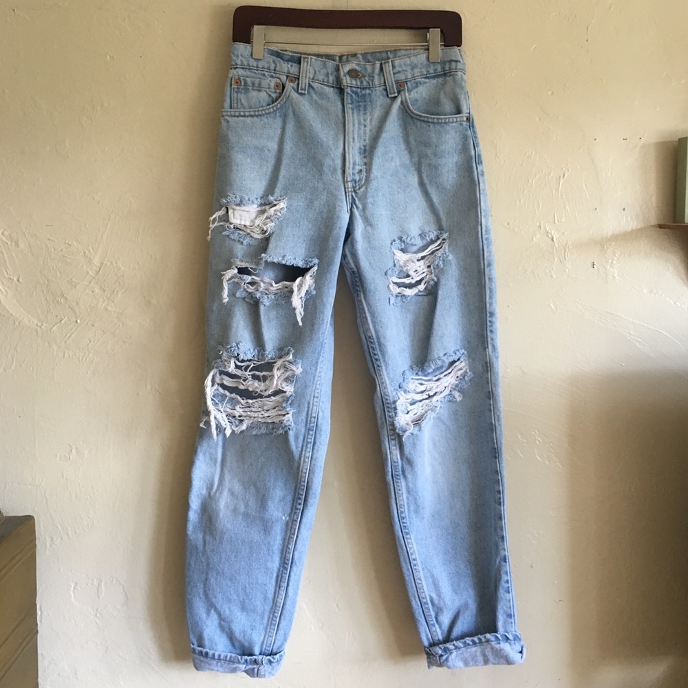 LEVIS 550 distressed high waisted jeans